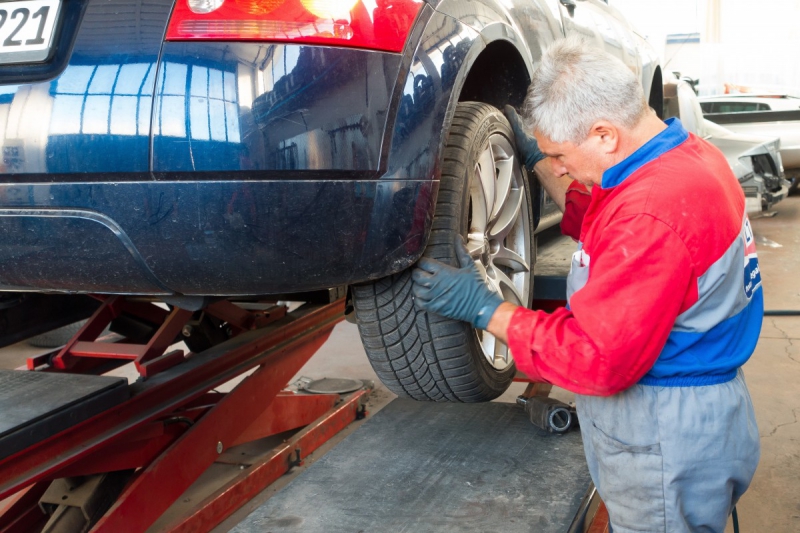 vente-FIGANIERES-min_auto_repair_repair_lift_auto_mechanic_work_clothes_master_professional_man_of_the_fold-685629