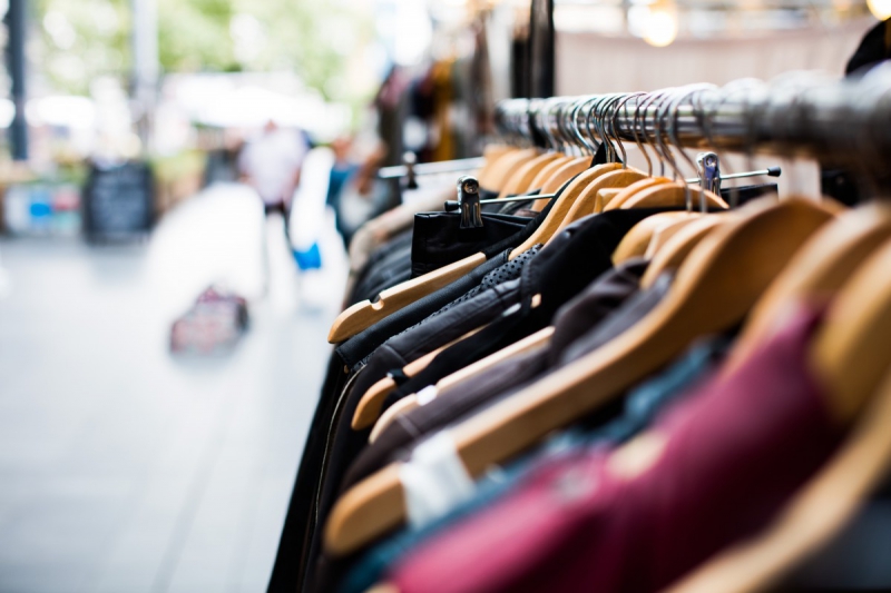 vente-FIGANIERES-min_blur_close_up_focus_hanger_jacket_market_people_rack-1176303