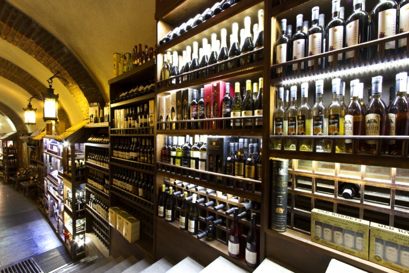 vente-FIGANIERES-min_world_street_travel_shop_canon_georgia_wine_bottles-429767
